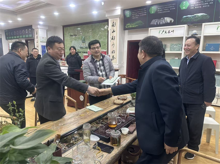 2026年3月18日 信阳市市场监管局张局长陪同国家知识产权局调研组走进广义茶庄园,调研信阳毛尖知识产权使用和保护情况,为“信阳毛尖”品牌保驾护航
